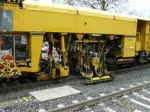 Die Gleisbettstopfmaschine 08-275 Unimat 3 SY bei der Arbeit am 8.11.09 im Bahnhofsbereich von Wilwerwiltz.