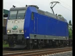 Ein netter Farbklecks im tristen grau: 185-CL 001 mit Containerzug in Richtung Sden.