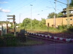 Am Abend des 12.06.09 zieht der Dispo-Taurus ES 64 U2 - 002 ( LZB 182 502-5 ) der Eisenbahngesellschaft Potsdam EGP zusammen mit der 212 024 in Doppeltraktion einen Siloganzzug am Bahnbergang Gro Gleidingen vorbei. Im Hintergrund ist das Fahrdienstleiterstellwerk Gro Gleidingen  Gf  zu erkennen.