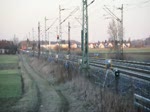 Eine HGK fhrt mit einem Kesselwagenzug in Richtung Ulm, vorbei an der Warnanlage der Baustelle.