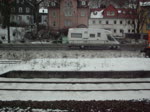Die Locon 201 verlsst mit einem kurzen Bauzug am 19. Februar 2010 den Bahnhof in Kronach.