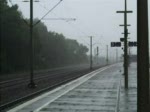 Ein Metronom nach Uelzen durchfhrt am 18.07.08 bei Regen den Bf Maschen. 