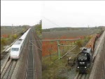 Ein Holzzug mit der MRCE 500 1592 (vermietet an die OHE), einer Vossloh G1700BB, vorne dran lsst einen ICE 1 an der Gedenksttte Eschede passieren um dann selbst wieder Fahrt aufzunehmen. An den Lokfher des Holzzugs: Danke fr den Gru und einen Gru zurck! Eschede, der 01.11.08 (links im Bild die Gedenksttte Eschede)
