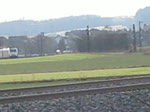 185 538-6 ist mit Aufliegerzug unterwegs gen Norden.