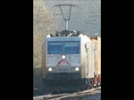 185 531-1 muss mit ihrem Containerzug in Eichenberg einen Signalhalt einlegen.