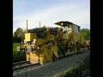Gleisstopfmaschine 09-32 CSM und Schotterpflug SSP 110 SW der Firma Wiebe bei Ihrer Arbeit auf dem Wilhelmshavener Industriegleis.