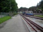 Eine Zugspitzbahn bei der Einfahrt in den Bahnhof Grainau.