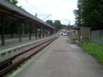 Eine ältere Zugspitzbahn kommend aus GAP  bei der Einfahrt in Grainau.