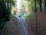Ein Triebwagen der Drachenfelsbahn erklimmt die Berge  des Drachenfelses am 30.10.09.