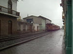 Der Touristenzug der Ecuadorianischen Eisenbahn, der dreimal täglich die Fahrt zur berühmten Teufelsnase vornimmt, wird am 13.02.2011 rückwärts in den Bahnhof Alausí eingeschoben.