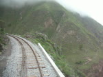 Führerstandsansicht der Fahrt entlang der Teufelsnase zwischen Sibambe und Alausí in Ecuador, wo der einzige aktive Zug der Landes dreimal täglich als Touristenzug verkehrt.