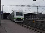 Elektrotriebwagen der Baureihe Sm4 der Finnischen Staatsbahn VR bei der Ausfahrt aus Riihimki, 12.4.2013