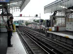 Im Bahnhof Barbs Rochechouart fhrt die Linie 2 Richtung Porte Dauphine via Charles de Gaulle Etoile.