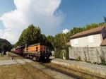 Frankreich, Languedoc, Gard,  Train à vapeur des Cévennes  von Anduze nach Saint-Jean-du-Gard. Die ex SNCF BB 4 63812 war früher in Metz aktiv. Auf dem Film verlässt der Zug mit dieser Diesellok Saint-Jean-du Gard in Richtung Anduze. 07.08.2014 
http://www.trainavapeur.com/