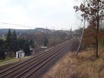 Akim 37027 fährt am 16.03.15 mit einem Container durch Jößnitz.