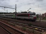 Hier können wir die Ausfahrt eines Intercitys aus dem Bahnhof Lisieux in Richtung Caen fährt erkennen.