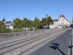 Straßenbahn Alstom Citadis 302 auf der Loirebrücke Pont George V in Orleans, 22.09.2022