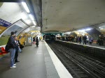 Eine Pariser Metro der Linie 1 fährt am 23.2.2008 in die Station Charles de Gaulle Etoile, über der sich der Triumpfbogen befindet.