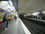 Eine Pariser Metro der Linie 1 fhrt am 23.2.2008 in die Station Charles de Gaulle Etoile, ber der sich der Triumpfbogen befindet.