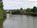 Triebwagen auf der Brcke ber den River Severn in Worcester England am 09.07.2009