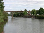 Triebwagen auf der Brcke ber den River Severn in Worcester England am 09.07.2009