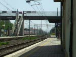 Eine E 444 rast mit einem FS IC durch den Bahnhof San Vincenzo am 25.05.2009.