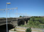 31.7.2010 12:00 Steuerwagen Bauart MDVC an der Spitze eines Regionalzuges (R) geschoben von einer E.464  aus Pisa Centrale nach Grosseto kurz vor dem Bahnhof Cecina.