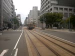 Wagen der Hiroden (Straenbahn Hiroshima) Linie 9 auf dem Weg von Hatchobori nach Hakushima mit Halt in Jogakuin-mae, Shukkeien-mae und Katei Saibansho-mae.