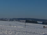 CFL 3012 fährt durch die verschneite Landschaft im Norden von Luxemburg, aus Gouvy (B) kommend in Richtung Troisvierges.