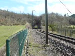 IR 113 mit E-Lok 3004 rauscht nach Verlassen einer der vielen Tunnels kurz hinter Clervaux an mir vorbei.