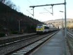 Lok 3017 mit IR verlsst den Bahnhof von Kautenbach in Richtung Luxemburg am 28.12.08.