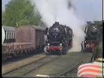 52 8139 und 52 8053 der Veluwsche Stoomtrein Maatschappij (VSM) fhrten am 1. Mai 1993 auf der Strecke bei Beekbergen einen Gterzug.