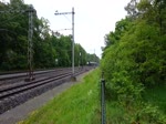 Eine G1206 LOCON Dispo Lok der MRCE bringt ein Norwegisches Zug Garnitur der Baureihe  BM 73 nach Haarlem zur Revision, und passiert die Gemeinde von Baarn.