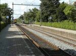 2 Dieselloks der BR 6400 fahren mit einem leeren Autozug durch den Bahnhof von Etten-Leur am 05.09.09.