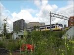 Die Strecke Leiden - Alphen a/d Rijn - Gouda wird von Sprintern der NS-Reihe 2100 0/2900 (SGM-0/Plan Y) bedient. Hier zu sehen bei der Ein- und Ausfahrt in die Station Leiden Centraal am 9. Juli 2015.