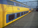 Hier fährt ein Triebzug der BR 8400 als IC nach Den Haag am 21.11 aus dem Bahnhof Venlo aus Gleis 3 aus.