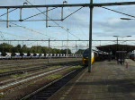Ein Doppelstocktriebzug verlässt den Bahnhof von Roosendaal in Richtung Vlissingen.