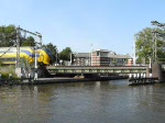 8737 fahrt als Intercity nach Utrecht CS über die  Rijn-en Schiekanaal  Brücke in Leiden am 30-06-2008.