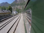 Passagierzug bei der Abfahrt vom Bahnhof in Flåm (Norwegen).