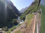 Aufnahme von einer Reise mit dem Flåmsbana in Norwegen. Die Flåmsbana gehört zu den steilsten normalspurigen Adhäsions-Eisenbahnen der Welt.  Die Bahnstrecke ist 20,2 Kilometer lang und überwindet dabei einen Höhenunterschied von 864 Metern. 16 Kilometer der Strecke haben eine Steigung von über 28 ‰; die größte Steigung beträgt 55 ‰ (das entspricht einer Steigung von einem Meter auf 18 Meter Strecke).
Aufnahme: 13. Juli 2018.