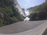 Aufnahme von einer Fahrt mit der norwegischen Flåmsbahn. Beim Wasserfall Kjosfossen wird ein Stopp eingelegt, um Möglichkeit zum Fotografieren zu geben. 
Aufnahme: 13. Juli 2018.