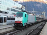 E186 199 mit dem Austria Express beim Verlassen des Innsbrucker Hbf's auf der Fahrt von Brüssel Midi nach Landeck-Zams am 26.12.2015