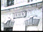 Im Bahnhof Erzberg herrschte Mitte der 1970er Jahre ein reges treiben. Der nchtliche Neuschnee machte allen zu schaffen. Neben 97ern (hier: 97 204 und 97 209) und einem Schneepflug waren viele Menschen im Einsatz. Es handelt sich um Super-8 Filmaufnahmen ohne Ton.