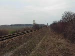 Kurz nach Verlassen des Bahnhofes Marchegg fhrt eine REX-Garnitur mit einer Hercules-Diesellok als Triebfahrzeug Richtung Marchbrcke, in deren Mitte sich die sterreichisch-slowakische Grenze