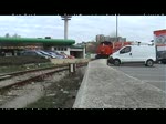 2070 058-9 (hrt man auch mal die lustige Hupe/Singnalhorn) zieht 2 Leere Schiebewandwagen, 1 BB Personenwagen und 1 vollen Schiebewandwagen  vom  Kunden  ber einen Bahnbergang  bei Wien Sdbahnhof