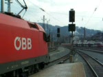 Doppeltraktion Taurus mit langem Personenzug bei der Ausfahrt aus dem Bahnhof von Innsbruck am 08.03.08 um 14 Uhr 45. E-Loks 1016 029-9 und 1216 235-2.