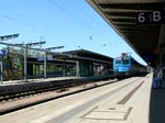 1042 520-8 mit Sonderzug von Göttingen nach Anklam bei der Ausfahrt im Rostocker Hbf.(08.05.2011)