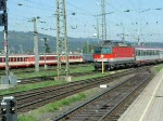 Eine ÖBB Baureihe 1044 zieht einen EC von Klagenfurt nach Wien über Salzburg.