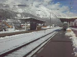 Zwei 1144er fahren mit einem Güterzug, der von einer weiteren 1144er nachgeschoben wird, durch den Bahnhof Schwaz in Richtung Innsbruck.