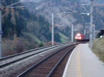 Eine BR 1216 bringt mit einer schiebenden BR 1144 einen RoLa zum Brenner. Aufgenommen am 08.11.2008 in ST.Jodok